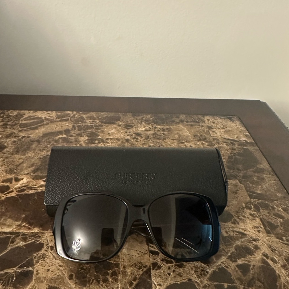 Authentic Burberry Black Oversized Sunglasses with Sleek Design